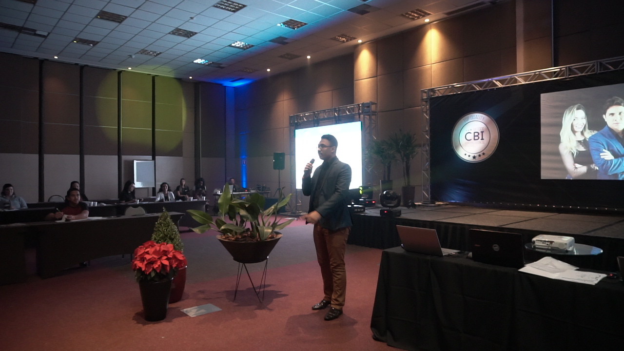 Michael Dias em palco diante de um auditório