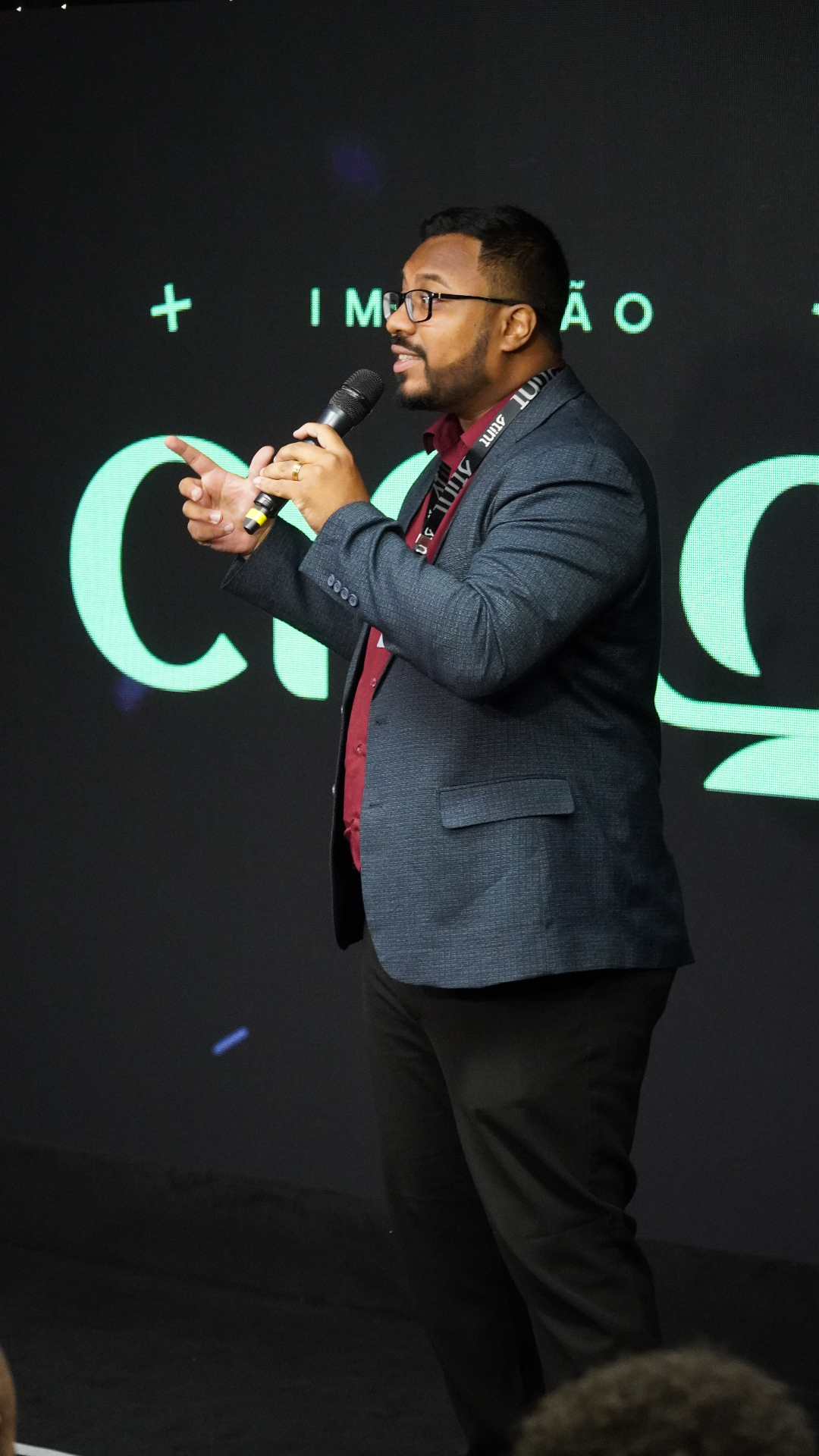 Michael Dias em palco institucional, momento de fala