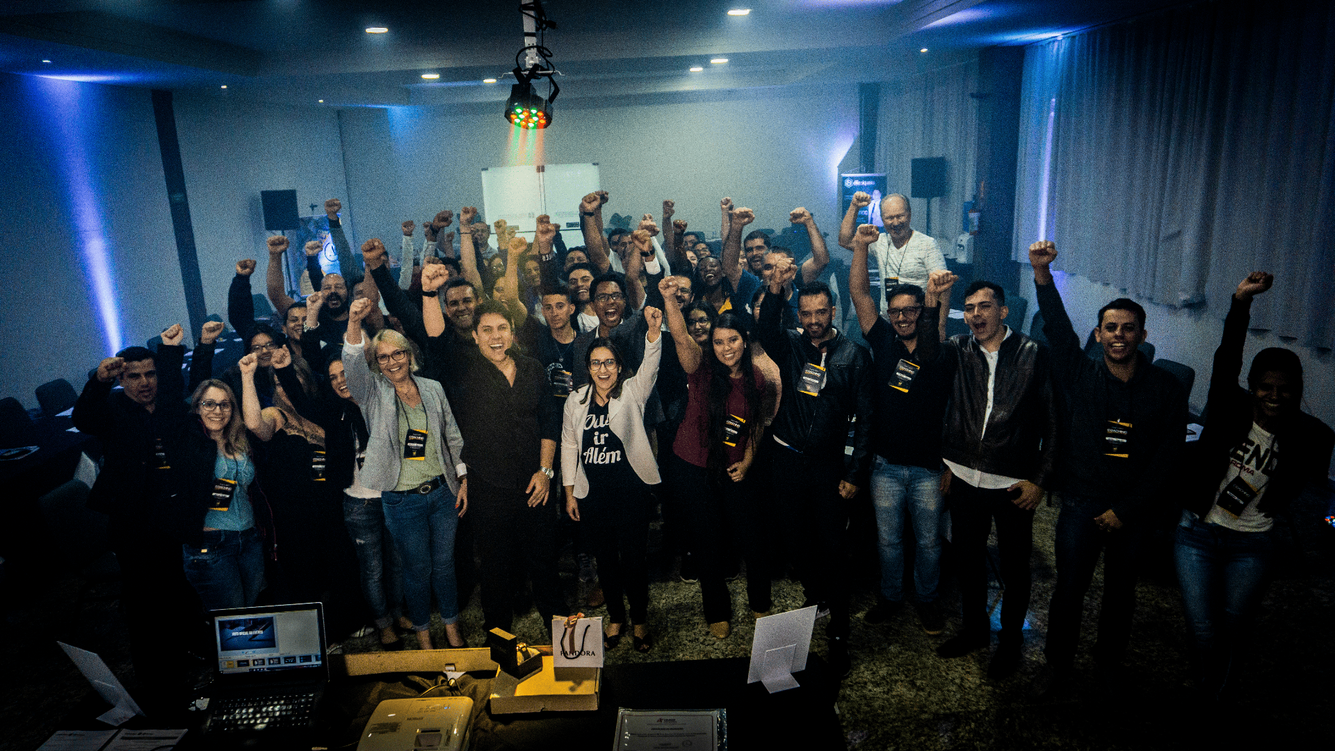 Michael Dias com turma de formação ao final de evento, 2020